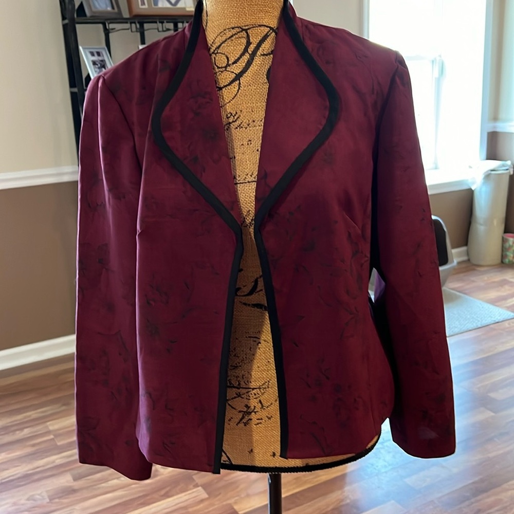 Petite perceptions size 12 P maroon open front blazer with black floral design